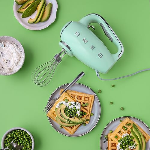 Smeg HMF01PGEU elektromos mixer, 9 sebesség, turbó, sima indítás, 4 habverő, 2 dagasztókar, bevonatos, 250 W (pasztell zöld)