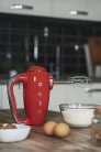 Smeg HMF01RDEU elektromos mixer, 9 sebesség, turbó, sima indítás, 4 habverő, 2 dagasztó, bevonatos, 250 W (piros)