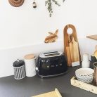 Smeg TSF01BLEU kenyérpirító (2 szeletes, 6 fokozat, melegítő, kiolvasztó, bagel funkció, morzsatálca, 950W, fekete)